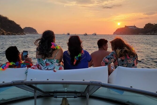 Cabo Arch Sunset Yacht Tour - Dinner & Drinks — Up to 18 Guests - What the private yacht feels like for different group sizes