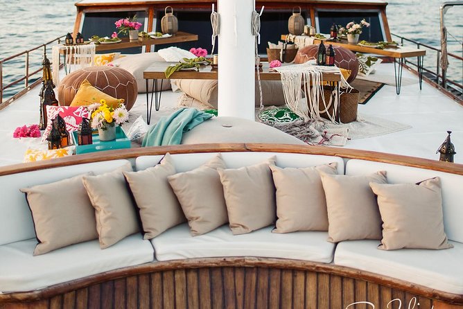 Cabo San Lucas Luxury Sailing Yacht and Dinner with a Chef - Cocktails, appetizers, and an open bar