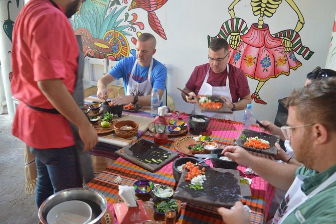 Cooking classes + margaritas and mezcal tasting - Cooking Mexican staples at Alma de Mexico