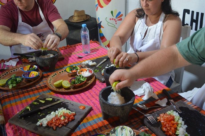 Cooking classes + margaritas and mezcal tasting - What the two-hour schedule means