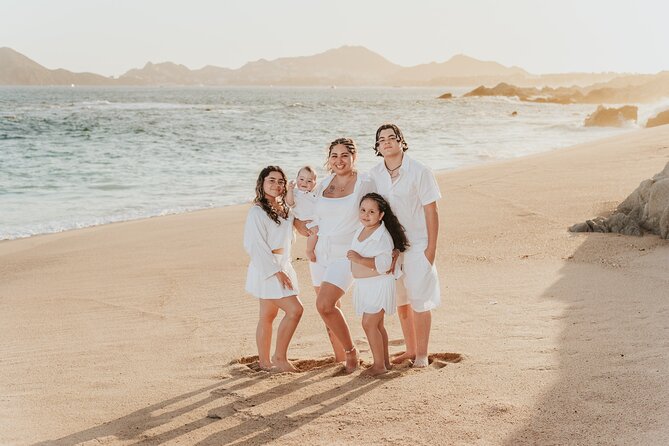 Family photo shoot on beach monuments - Meeting at Cabo San Lucas’s beach monument