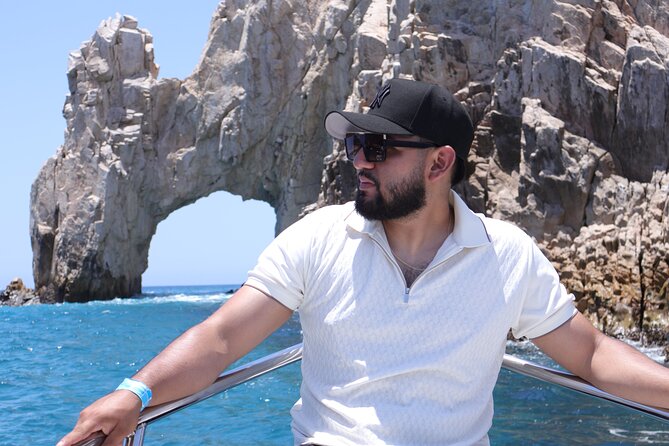 Group tour of the Cabo San Lucas Arch - How the crew shapes the ride