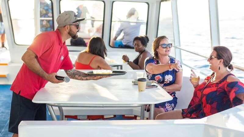 Los Cabos: Sunset Dinner Cruise with Transportation - Seeing the Arch at twilight