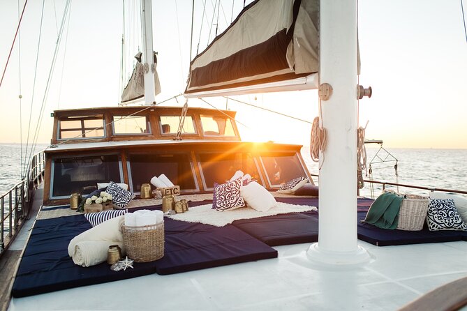 Luxury Yacht Snorkeling & Lunch Cruise from Cabo San Lucas - What the yacht and crew add to the day