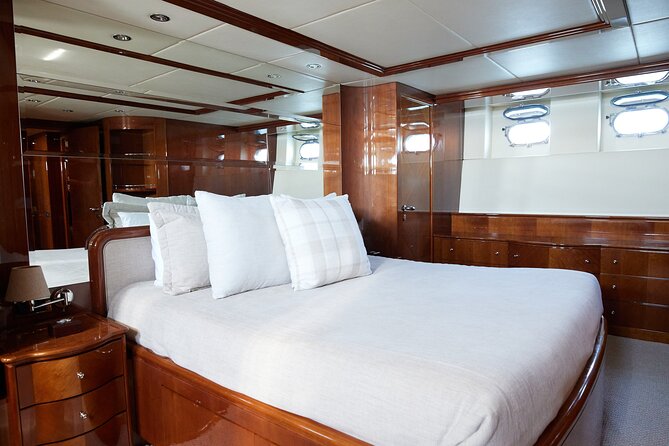Number Juan 100ft Yacht Azimut Rental - Key points about the Number Juan