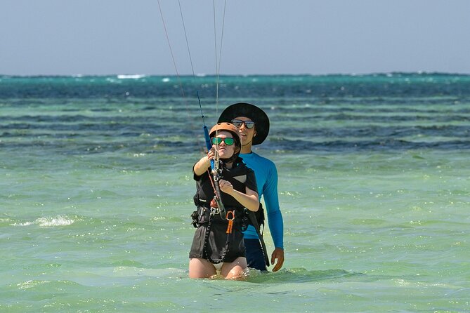Private Kitesurfing Discovery in La Ventana - Building control before entering the water
