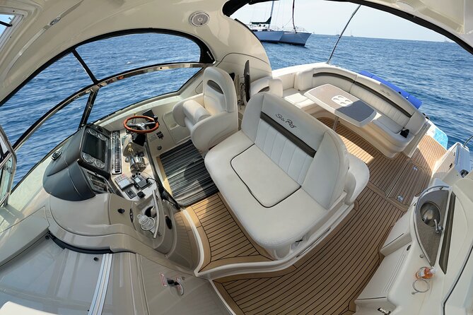 Private Yacht Sea Ray all-inclusive charter in Cabo - Crew Service Is the Main Strength