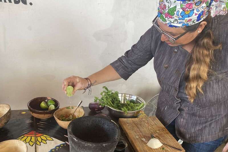 San José town : Cooking class,mexican Empanadas y antojitos - Grilling shrimp and preparing the main dish