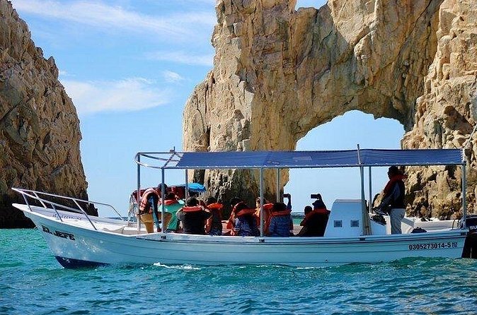 Shared walks to the arch of Cape San Lucas - How the small boat group changes the experience