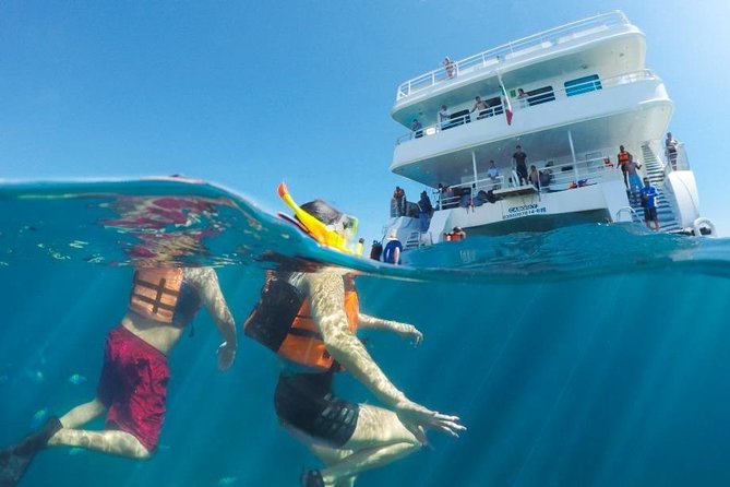 Snorkeling tour in Cabo San Lucas - The cruise past El Arco and Cabo’s rock formations