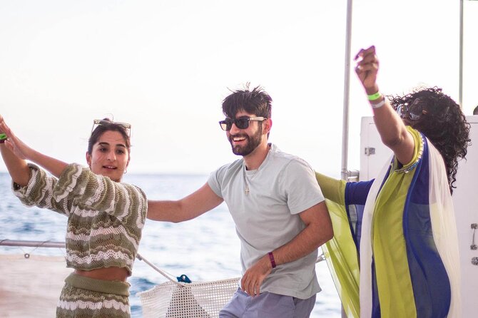 Sunset Sail Party Cruise on the Pez Gato - The crew makes the difference