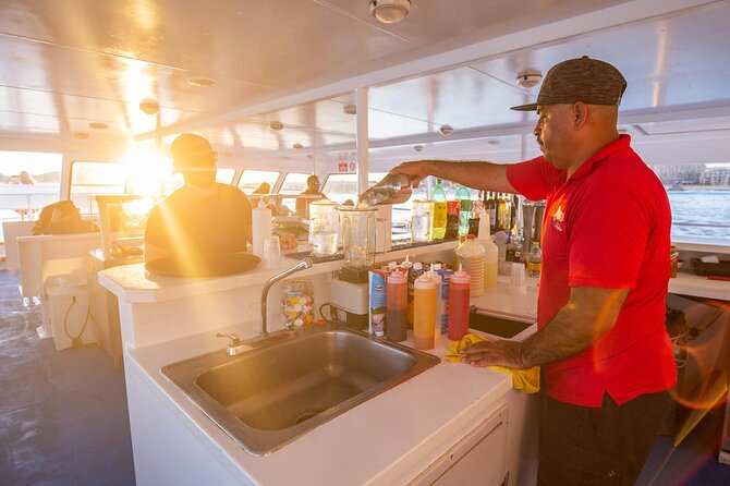 Sunset Sail Tour with Local Food - El Arco, Neptune’s Finger, and Land’s End
